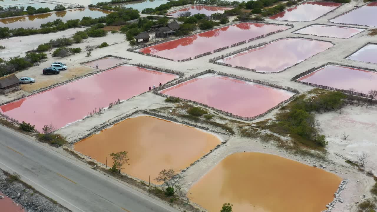 vista aérea, volando sobre los impresionantes estanques de color rosa y amarillo de los campos de sal