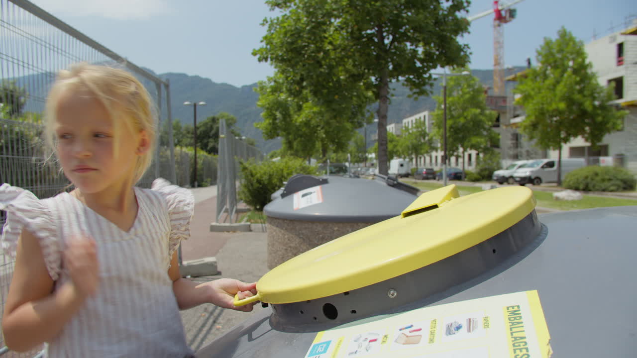 una niña que se deshace de una lata de metal