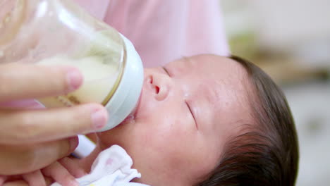 눈이 닫힌 채로 태어난 아기, 병으로 먹이는 아기