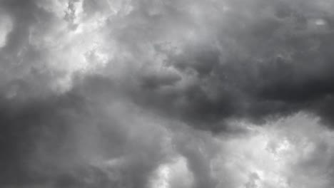 Vistas-De-Espesas-Nubes-Cumulonimbus-Y-Tormentas-Eléctricas