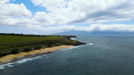 costa de playa de arena en la isla paradisíaca tropical de maui, hawaii - antena