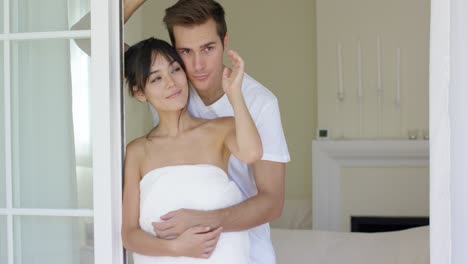 una pareja joven abrazándose mientras comparten un momento tranquilo.