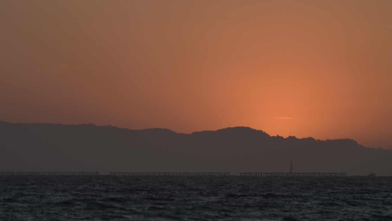여름 샌프란시스코 베이 지역에서 일몰 후 항해하는 범선