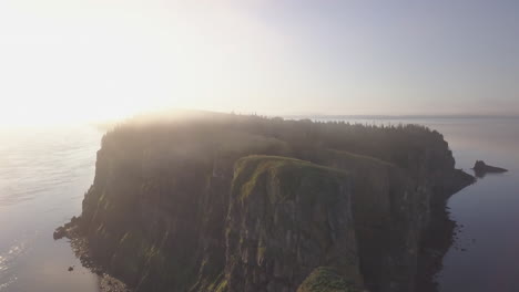 Amanecer-De-La-Mañana,-Niebla-Ondulante,-Acantilados-Rocosos-Y-Aguas-De-Marea-Que-Fluyen-De-Cape-Split,-Nueva-Escocia