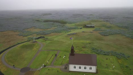 iglesia de strandarkirkja en islandia con video de drones dando vueltas y arriba