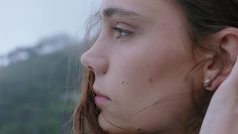 retrato de una hermosa mujer sonriendo disfrutando de un tranquilo campo explorando la libertad en vacaciones aventura de viaje con el viento soplando el cabello