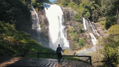 Junge-Weibliche-Touristen-Genießen-Die-Schöne-Aussicht-Auf-Den-Wachirathan-wasserfall-Mit-Dem-Schönen-Regenbogen-Im-Sprühwasser-In-Thailand