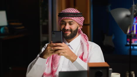 man texting his friends with smartphone