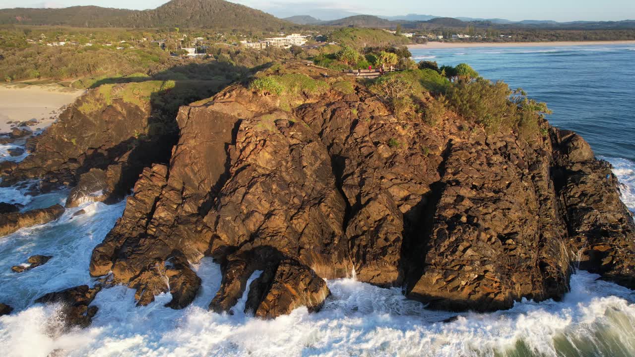 las olas del océano chocando en el promontorio de norries durante la puesta de sol