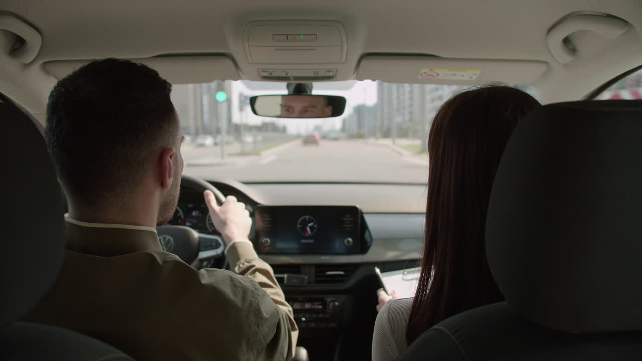 운전하는 법을 배우는 남자