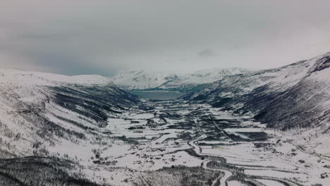 Toma-Aérea-De-Drones-Con-Vistas-A-Las-Montañas,-El-Océano-Y-Los-Fiordos-De-Kaafjord-En-Manndalen,-Norte-De-Noruega