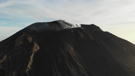 Imágenes-De-Drones-Del-Volcán-Stromboli-En-El-Mediterráneo,-Puesta-De-Sol