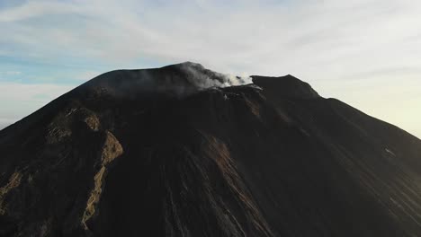 imágenes de drones del volcán stromboli en el mediterráneo, puesta de sol