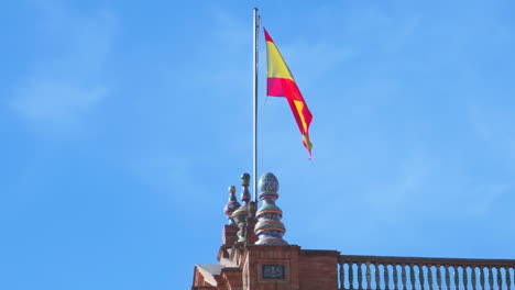 Bandera-Española-Ondeando-En-Lo-Alto-De-Una-De-Las-Torres-De-La-Plaza-De-España-En-Sevilla