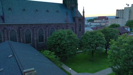 revelando una hermosa puesta de sol por una iglesia con un campanario en wilkes barre, pensilvania