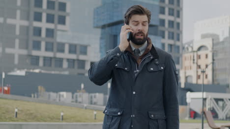 hombre hablando por teléfono en la ciudad