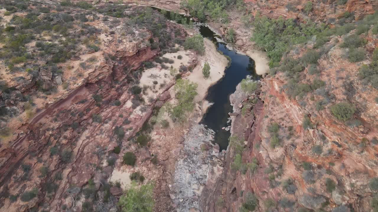 drone aéreo sobre un desfiladero australiano y un parque nacional con un río que fluye en un día soleado