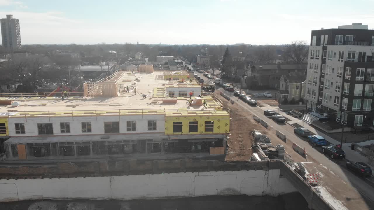 en construcción en un día soleado