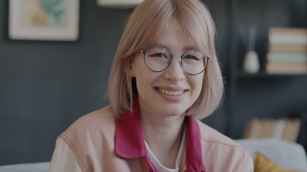 Счастливая женщина смеется в очках