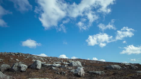 Oakley-Wände,-Felsvorsprung-Und-Blauer-Bewölkter-Himmel,-Zeitraffer,-North-York-Moors