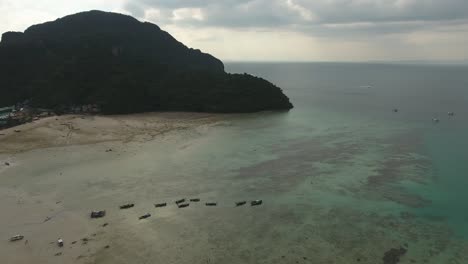 la costa del océano de kauai, hawai, vista aérea de un avión no tripulado