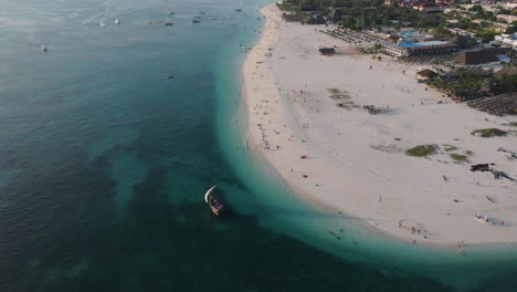 Luftaufnahme-Von-Touristenbooten,-Die-In-Der-Nähe-Des-Wunderschönen-Strandes-Von-Sansibar-Segeln,-Aufgenommen-Mit-30 fps