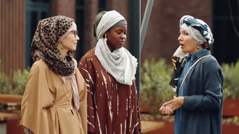 amigas musulmanas hablando al aire libre