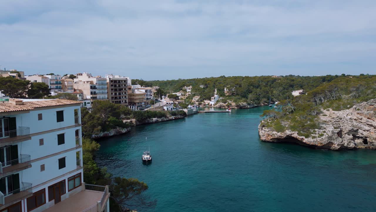 puerto deportivo con agua de mar azul turquesa, barcos de vela, barcos y hoteles, isla de palma de mallorca