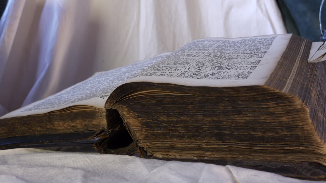 Antica Bibbia, ripresa con slider, primo piano.