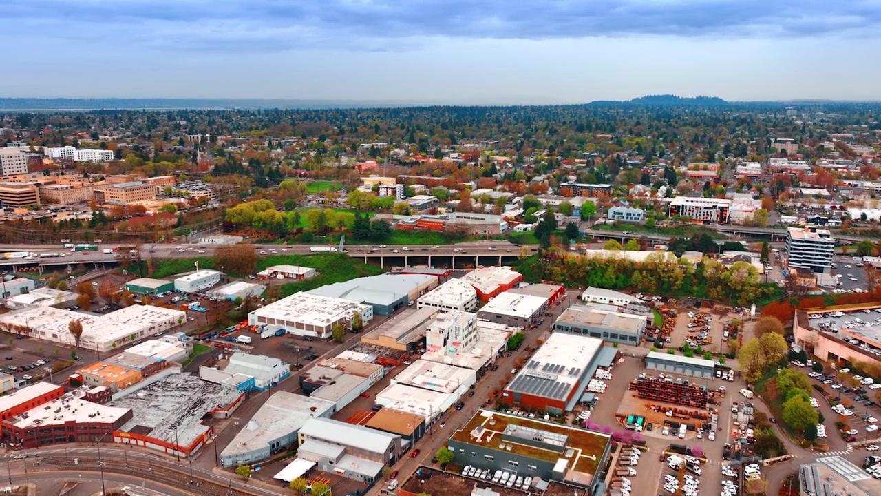 Panorama miasta z przeważnie niską zabudową. Zielona panorama Portland, Oregon, USA z nagrania drona.