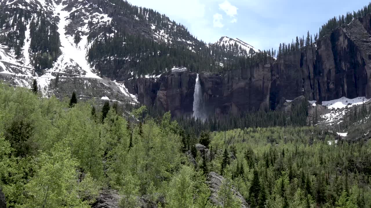velo de novia cae en las montañas rocosas de colorado durante la temporada de invierno, tiro amplio de mano