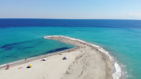 波西迪海灘 (波西迪海<unk>) 位於希臘哈爾基迪基島 (halkidiki)