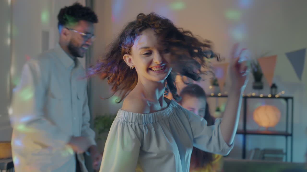 amigos bailando en una fiesta