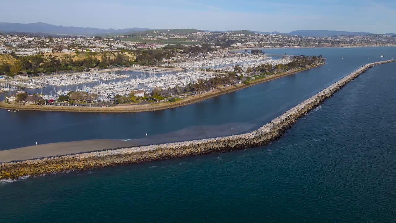 increíble vista panorámica del muelle que protege los barcos atracados en el puerto