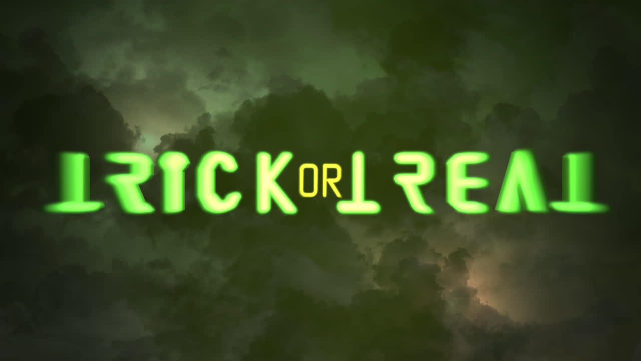 truco o trato en el cielo oscuro cinematográfico con nubes