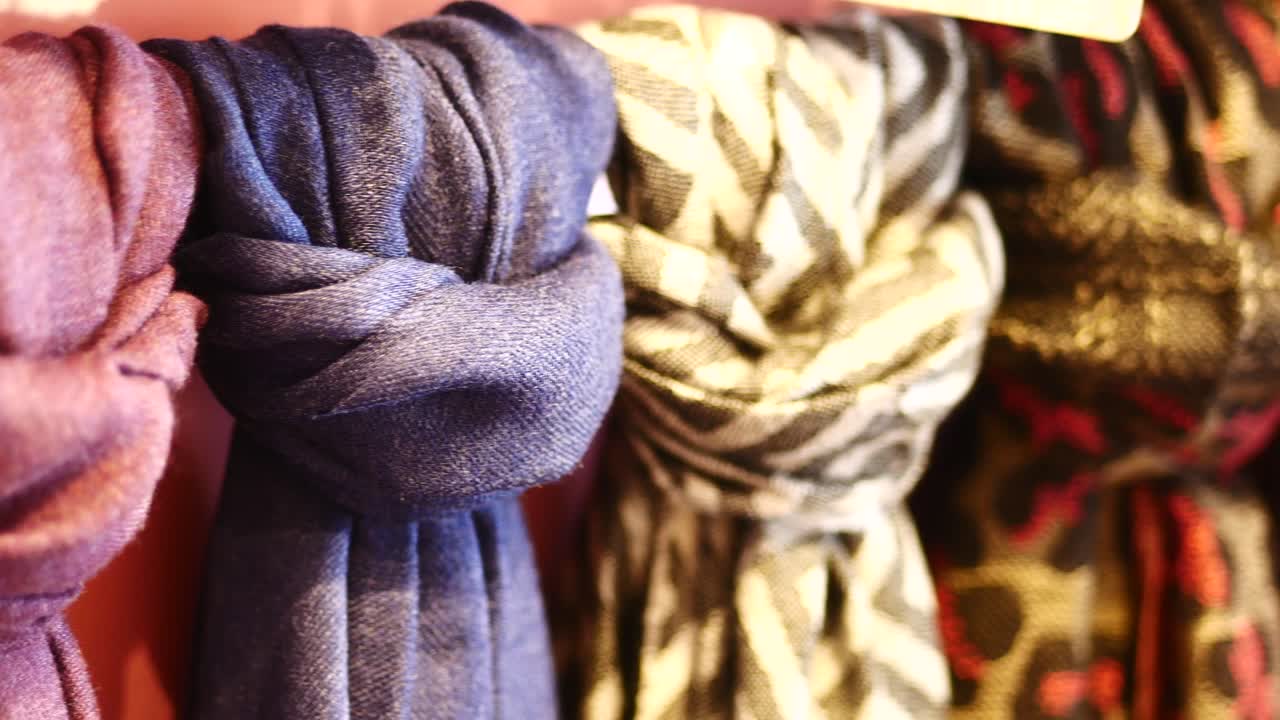 telas, colchas y pañuelos con diferentes patrones orientales