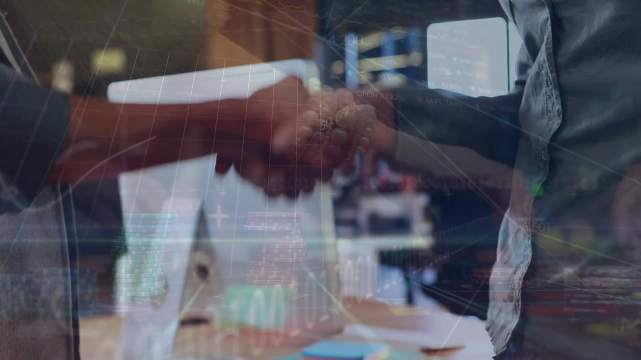Animação de rede de conexões e processamento de dados sobre pessoas usando computador.