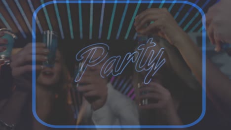 animación del texto de la fiesta de neón en azul sobre amigos masculinos y femeninos sonrientes haciendo brindis en el bar