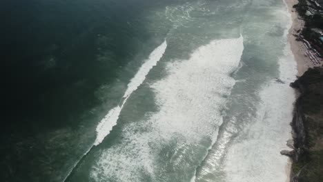 Luftaufnahmen-Von-Oben-Nach-Unten-Zu-Den-Wellen-Des-Ozeans-Im-Inselparadies-Bali-Für-Surfer-Reiseurlaubsziele