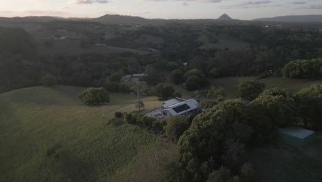 Lujosa-Casa-Con-Fantásticas-Vistas-A-La-Cima-De-Una-Colina-Verde-En-Nueva-Gales-Del-Sur,-Australia