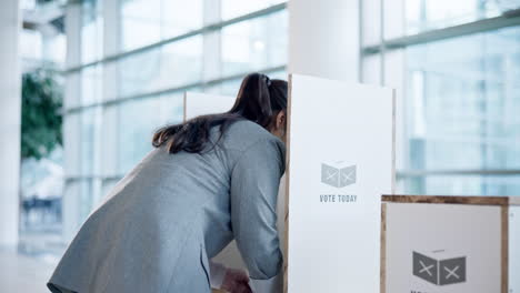 Voto,-Papeleta-Y-Mujer-Escribiendo-En-El-Stand