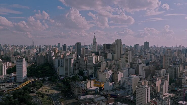 Veduta aerea che mette in risalto il grattacielo Farol Santander, l'architettura urbana ripresa da un drone e l'ampio skyline del centro di San Paolo, Brasile