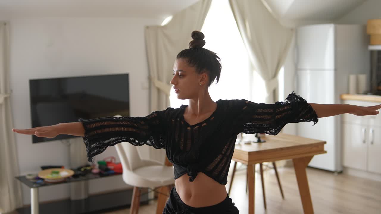 mujer practicando yoga en casa