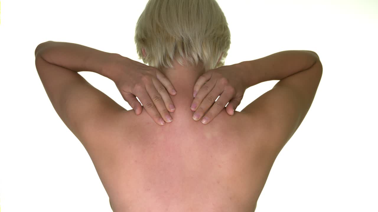 dama caucásica sonriendo en la oscuridad y guiñando un ojo, todavía un primer plano medio