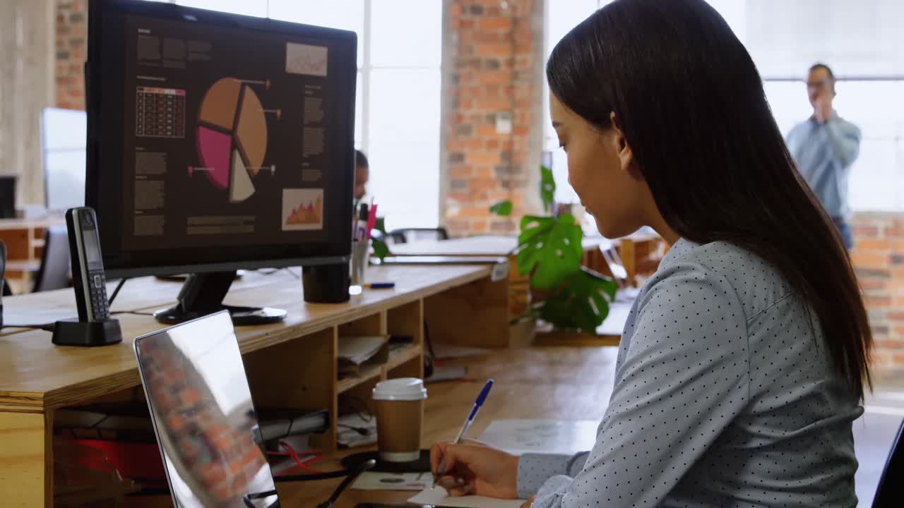 ejecutivo trabajando en el escritorio en la oficina 4k