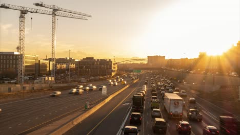 Zeitraffer-Des-Verkehrsflusses-Auf-Der-Interstate-25-In-Denver,-Colorado