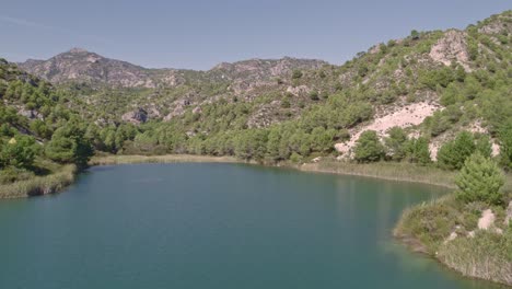 High-mountain-lagoon-at-noon