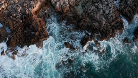 Olas-Rompiendo-En-La-Costa-Rocosa-En-La-Isla-De-Mallorca-A-La-Hora-Dorada