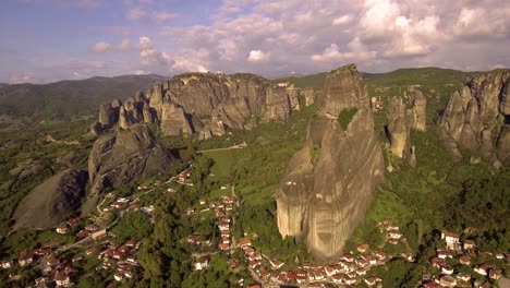 Hermosa-Antena-Sobre-Las-Formaciones-Rocosas-Y-Los-Monasterios-De-Meteora,-Grecia-5