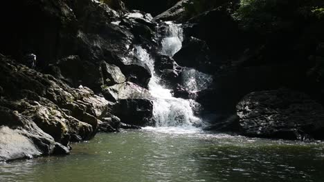 Sehr-Schöner-Wasserfall-In-Sri-Lanka-Namens-Kahanawita-Ella